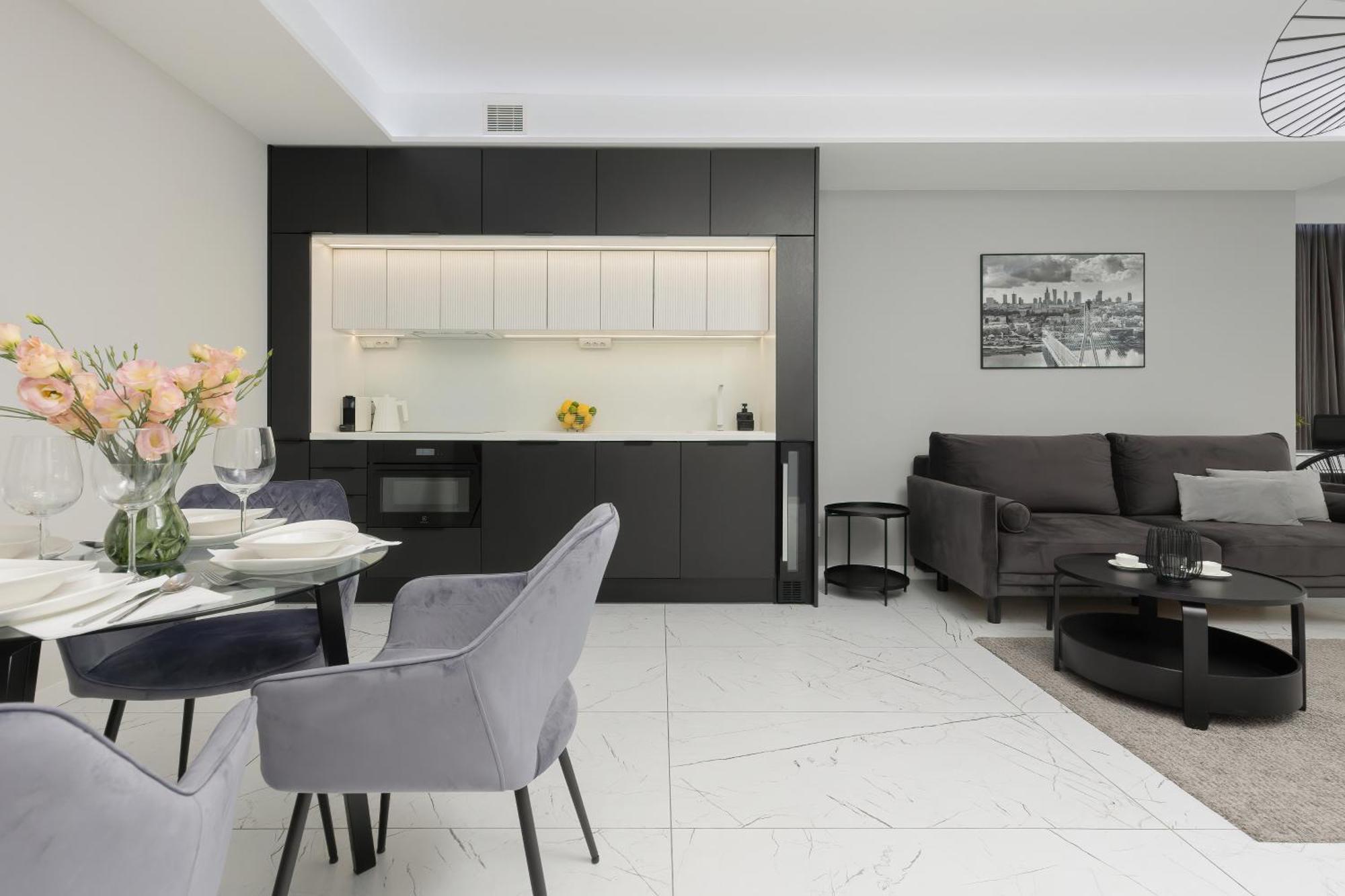 Luxurious Unique Tower With Skyline By Renters Prestige * Warschau