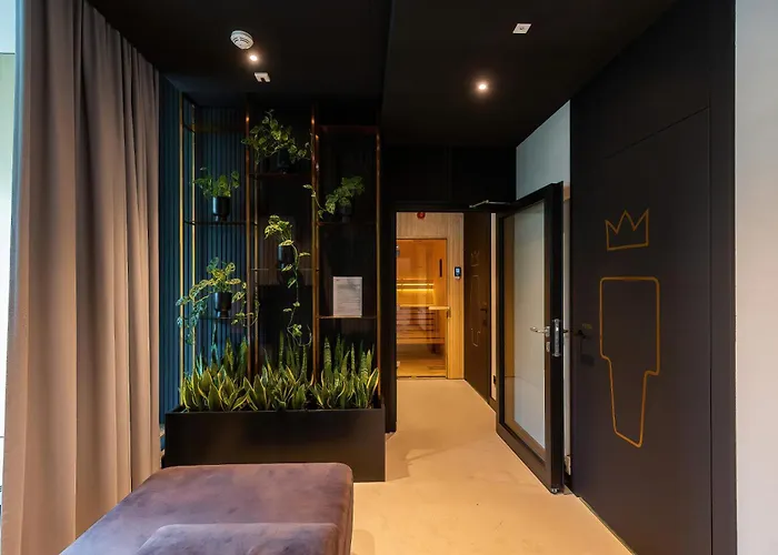 Luxurious Unique Tower Apartment With City Skyline By Renters Prestige
